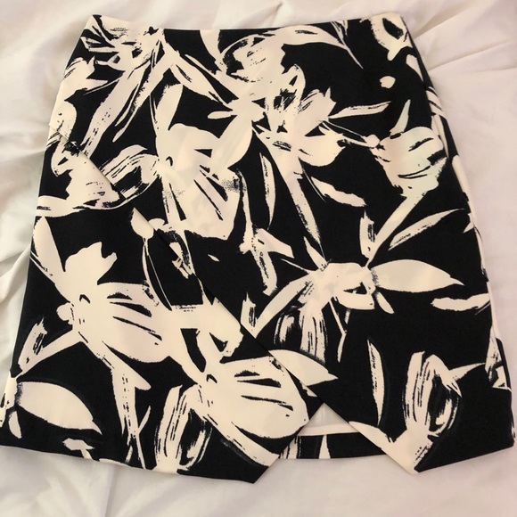 Banana Republic Dresses & Skirts - Banana Republic Black and white skirt